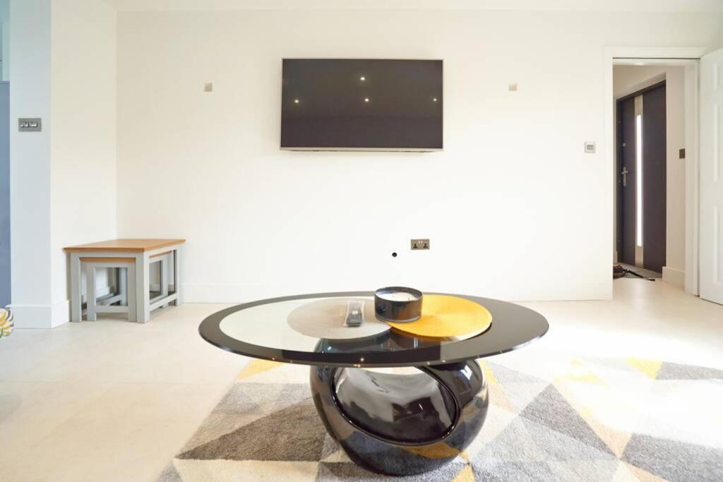 Home From Home - 4 Double Bed House With Parking สลาว ภายนอก รูปภาพ