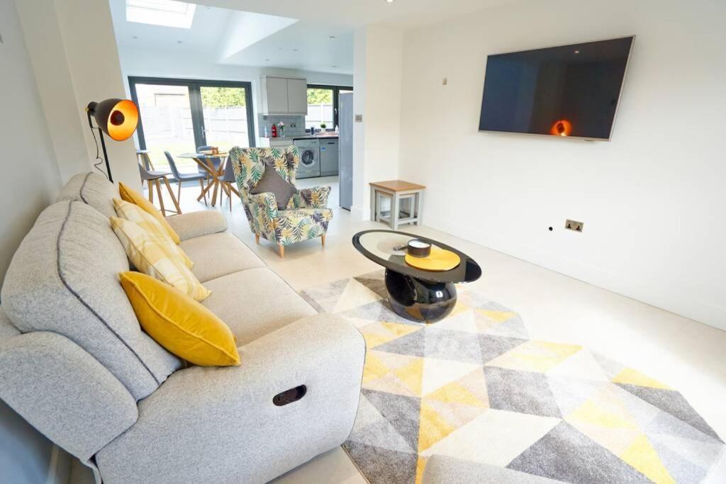 Home From Home - 4 Double Bed House With Parking สลาว ภายนอก รูปภาพ